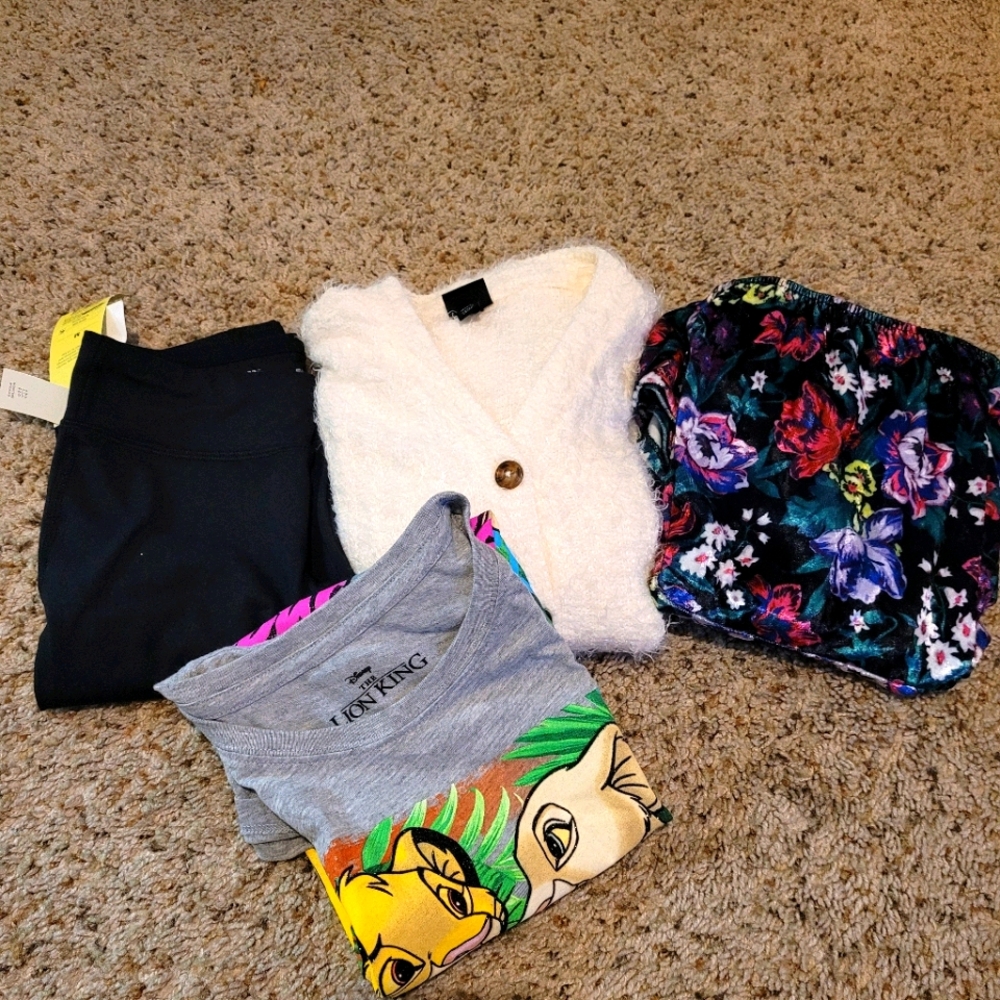 A bundle of 4 clothing! Size M (7/8) girls!